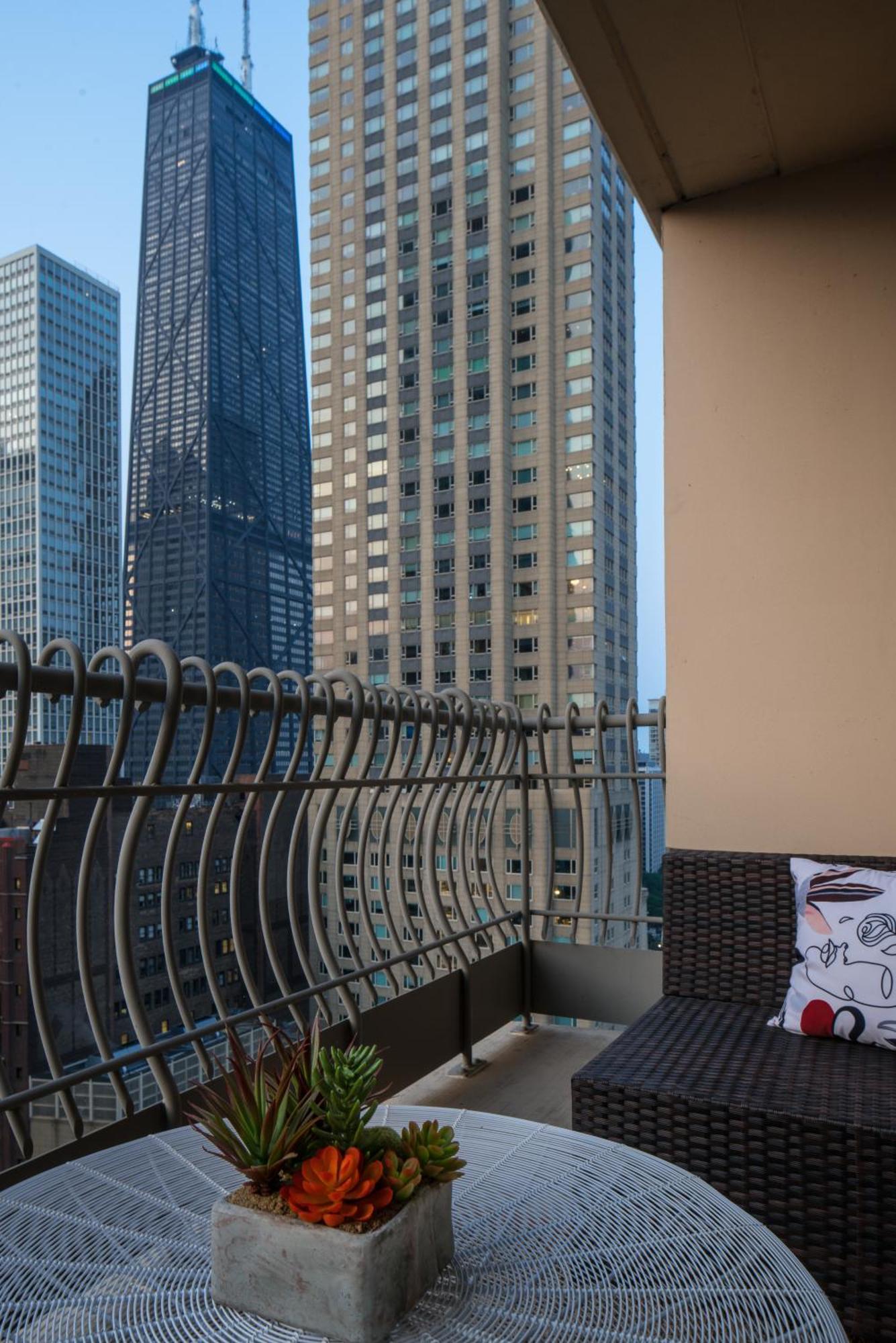 The Bernardin Gold Coast Luxury Apartments Near Magnificent Mile Chicago Exterior photo